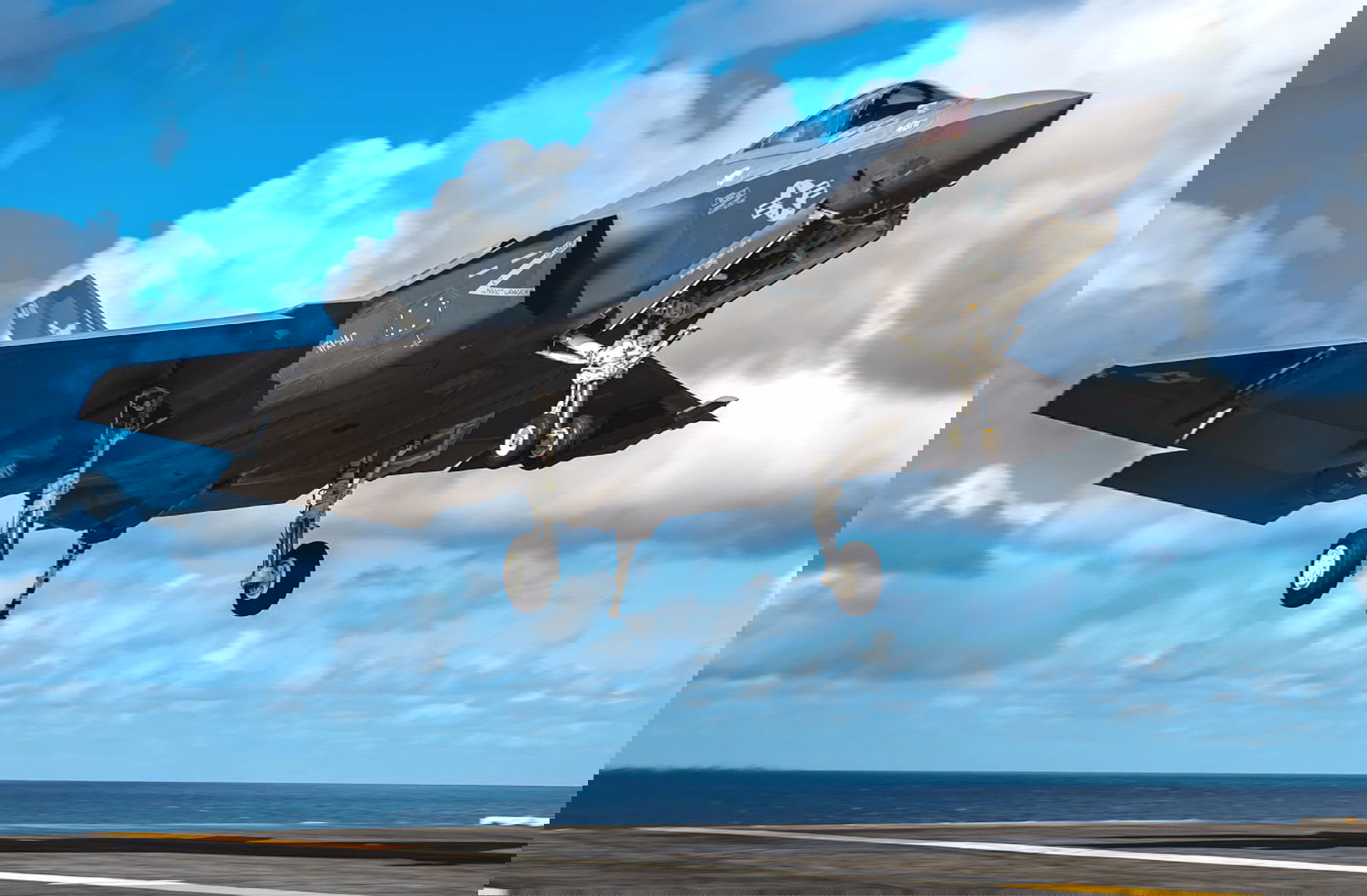 US Navy F-35C crashes on USS Carl Vinson