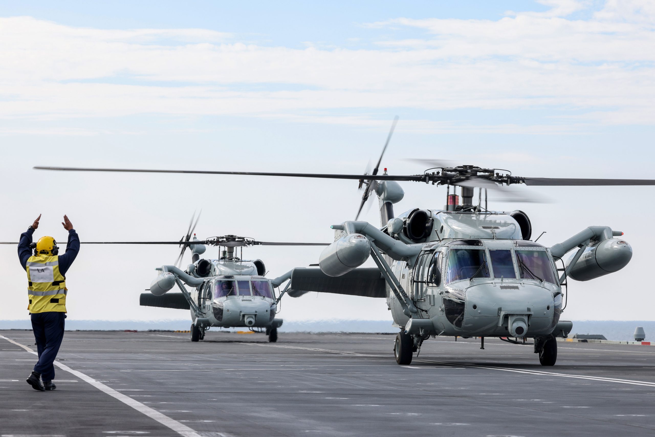 South Korean UH-60Ps land on HMS Queen Elizabeth