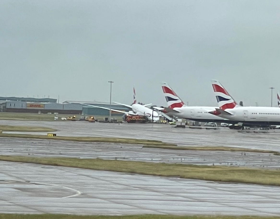 Un 787 de BA resulta dañado en un incidente con el tren de aterrizaje en Heathrow