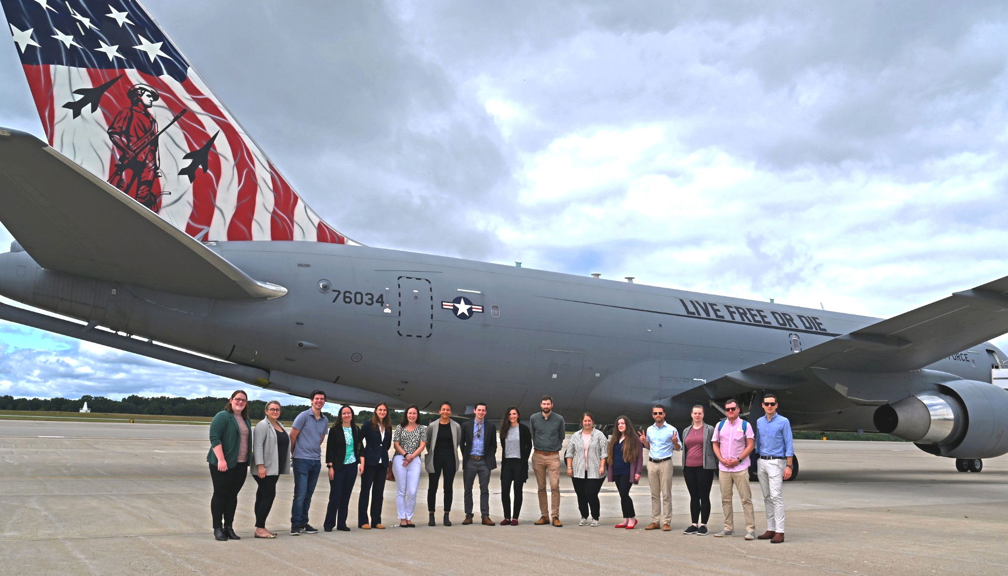 El KC-46A realiza un aterrizaje de emergencia con el brazo desplegado
