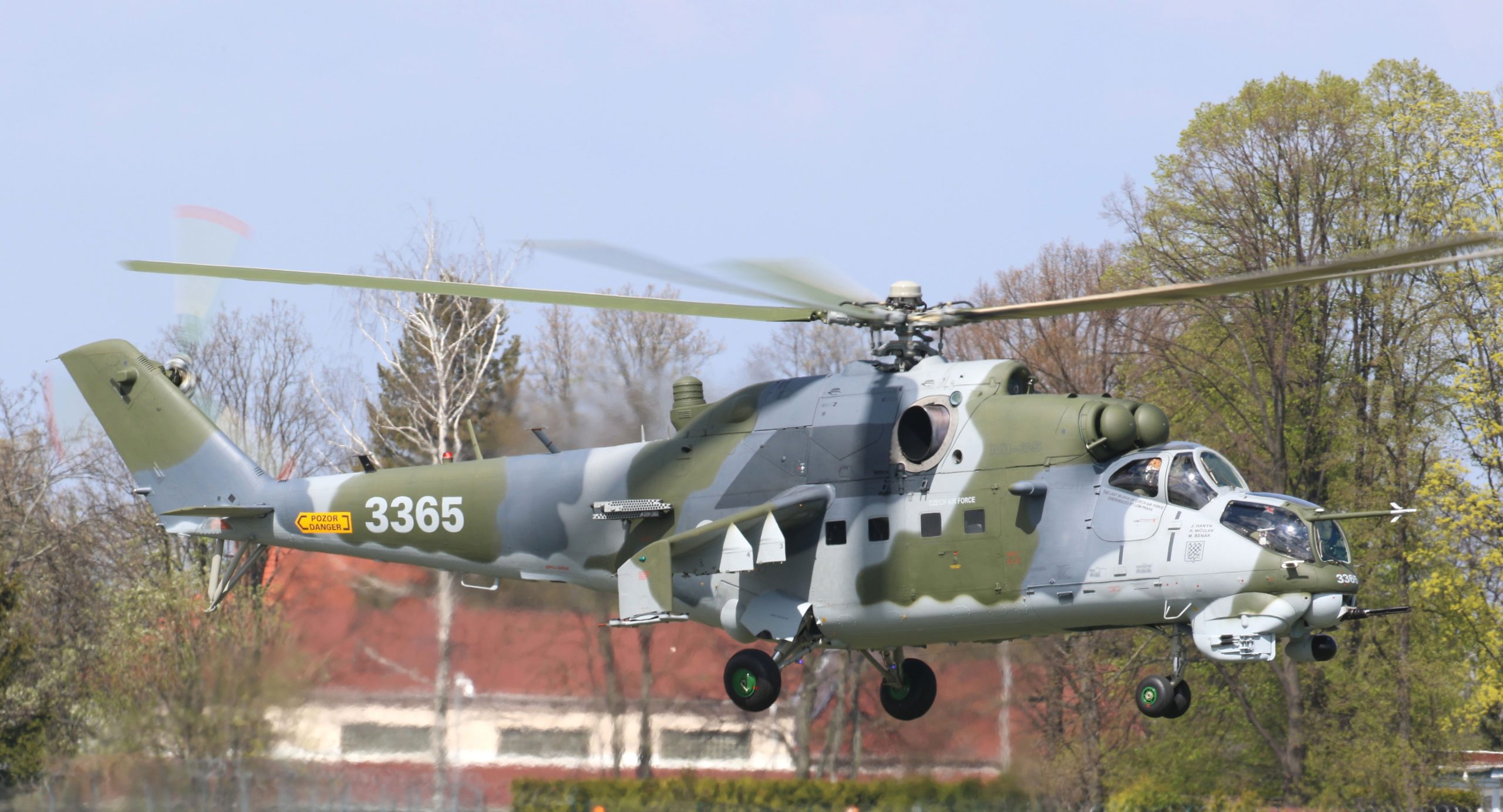 El último Mi-24/35 Hind sale de LOM Praha