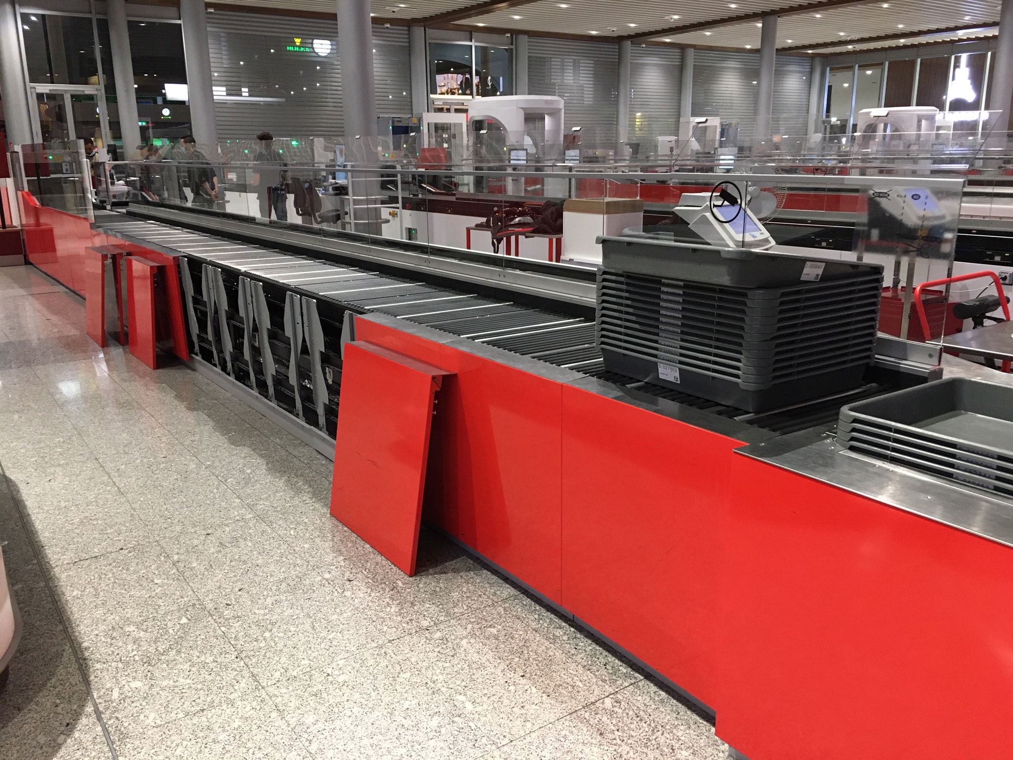 Smiths Detection UVC trays on trial at Charles de Gaulle