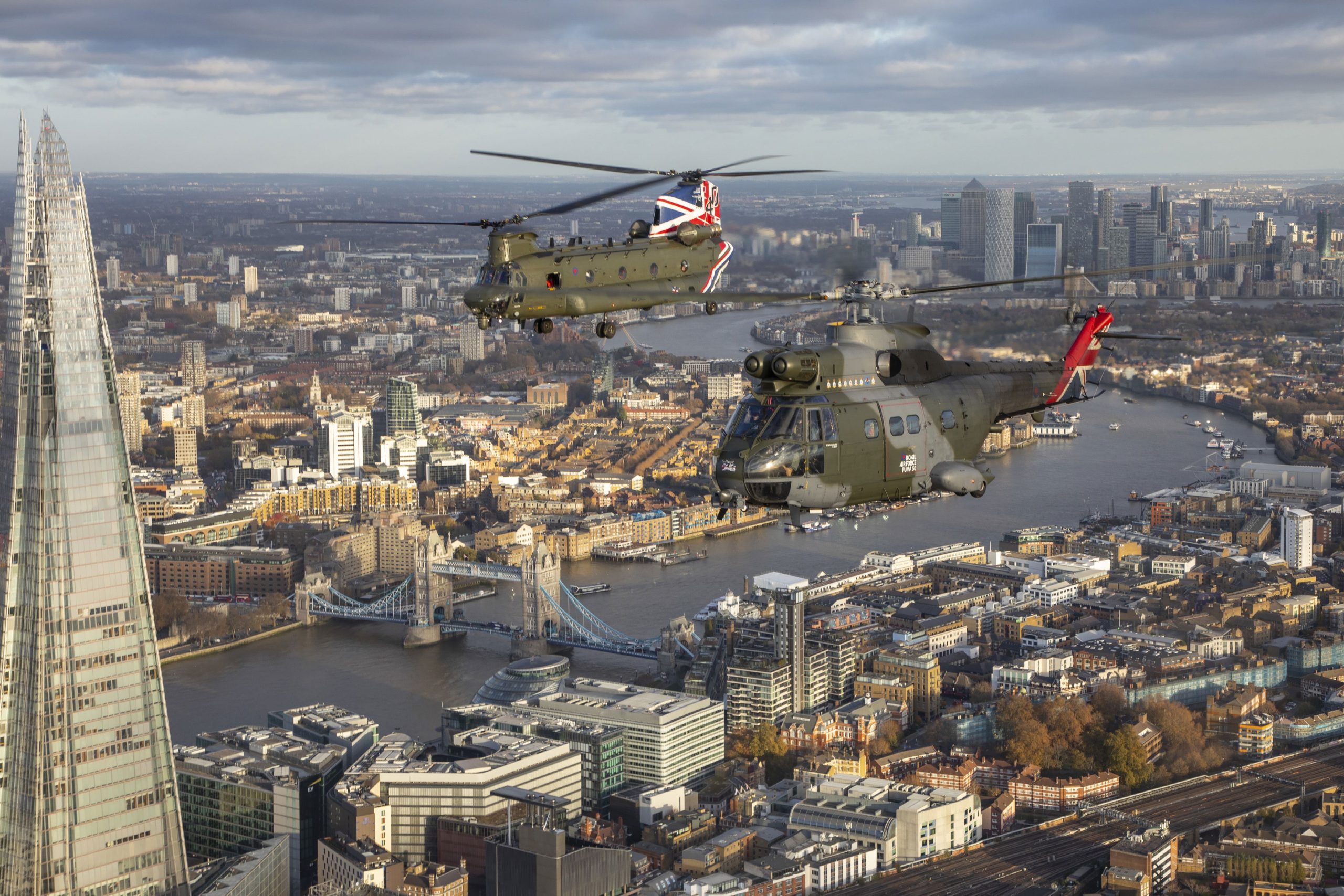 EN IMÁGENES: El Chinook y el Puma de la RAF celebran 90 años de servicio conjunto