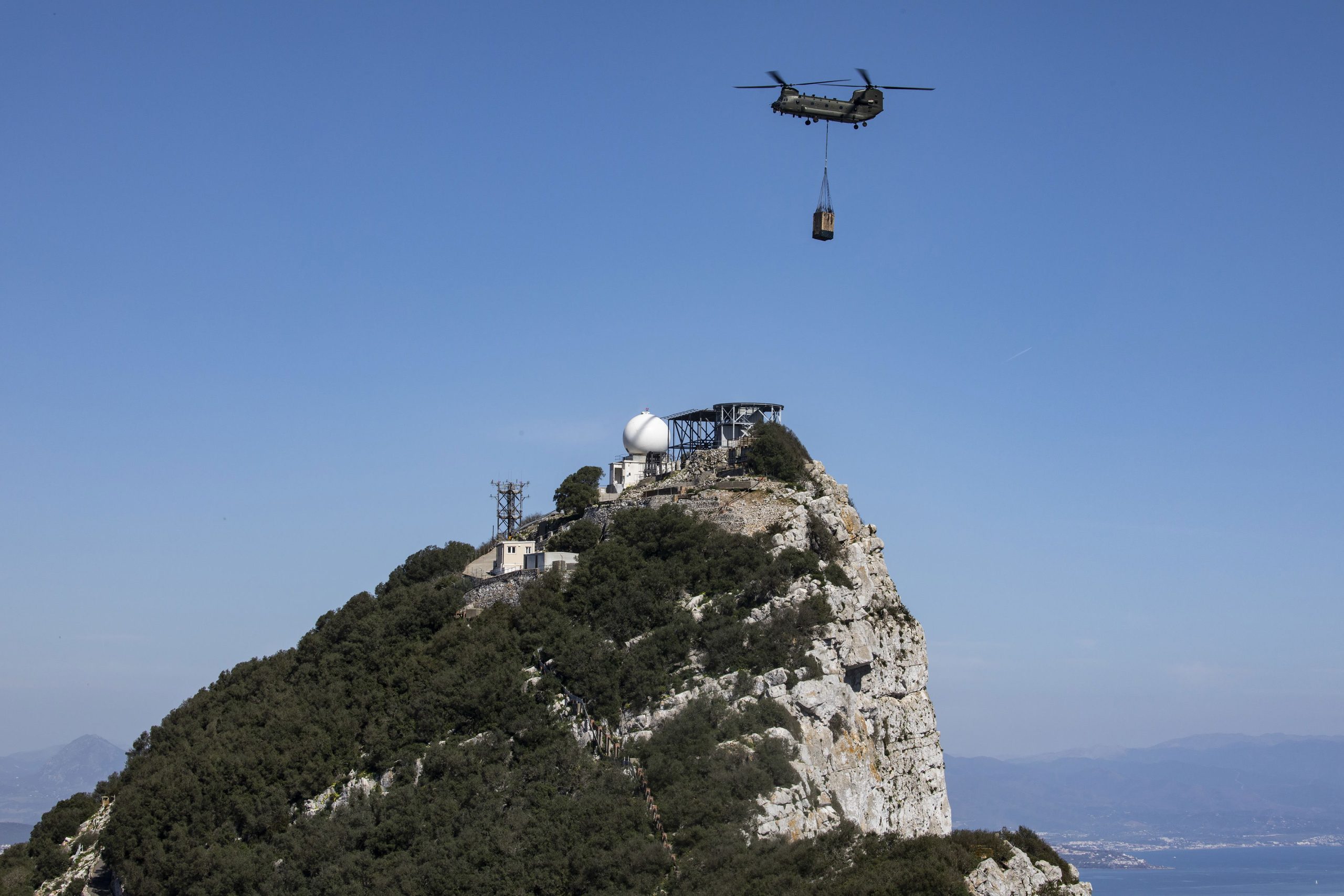 La RAF traslada por aire un nuevo radar al Peñón de Gibraltar