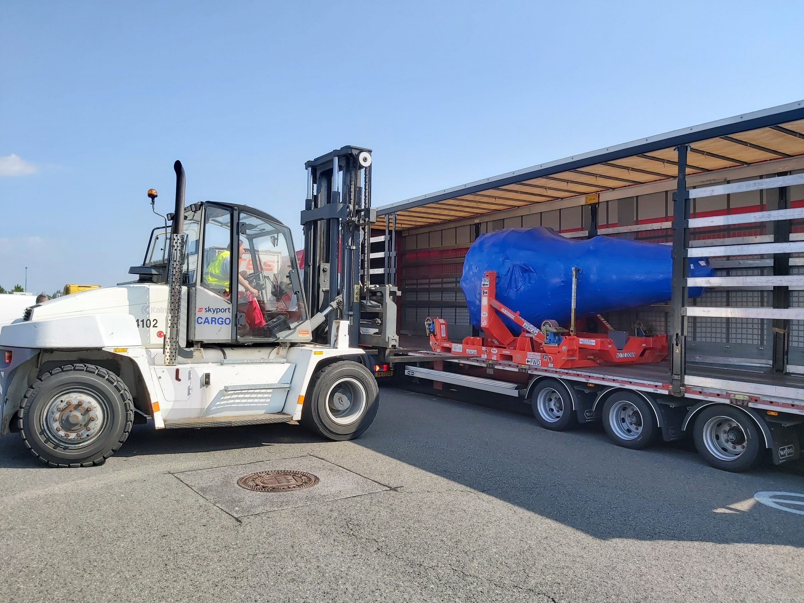 Skyport loads 4.3-ton engine onto Prague flight