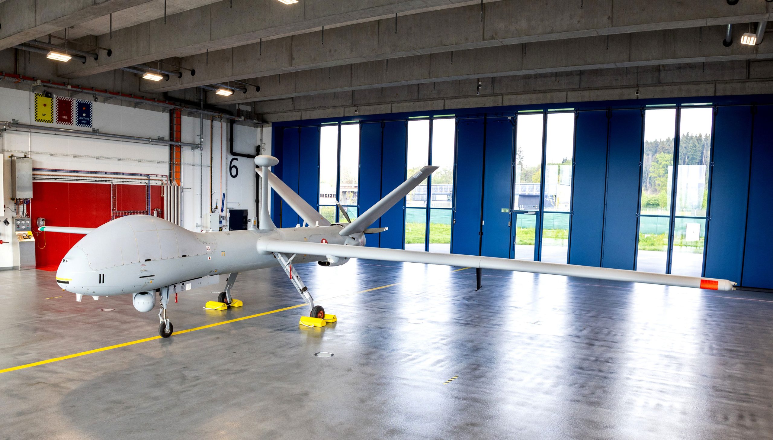 Entrega de los dos primeros Hermes 900 de la AF suiza