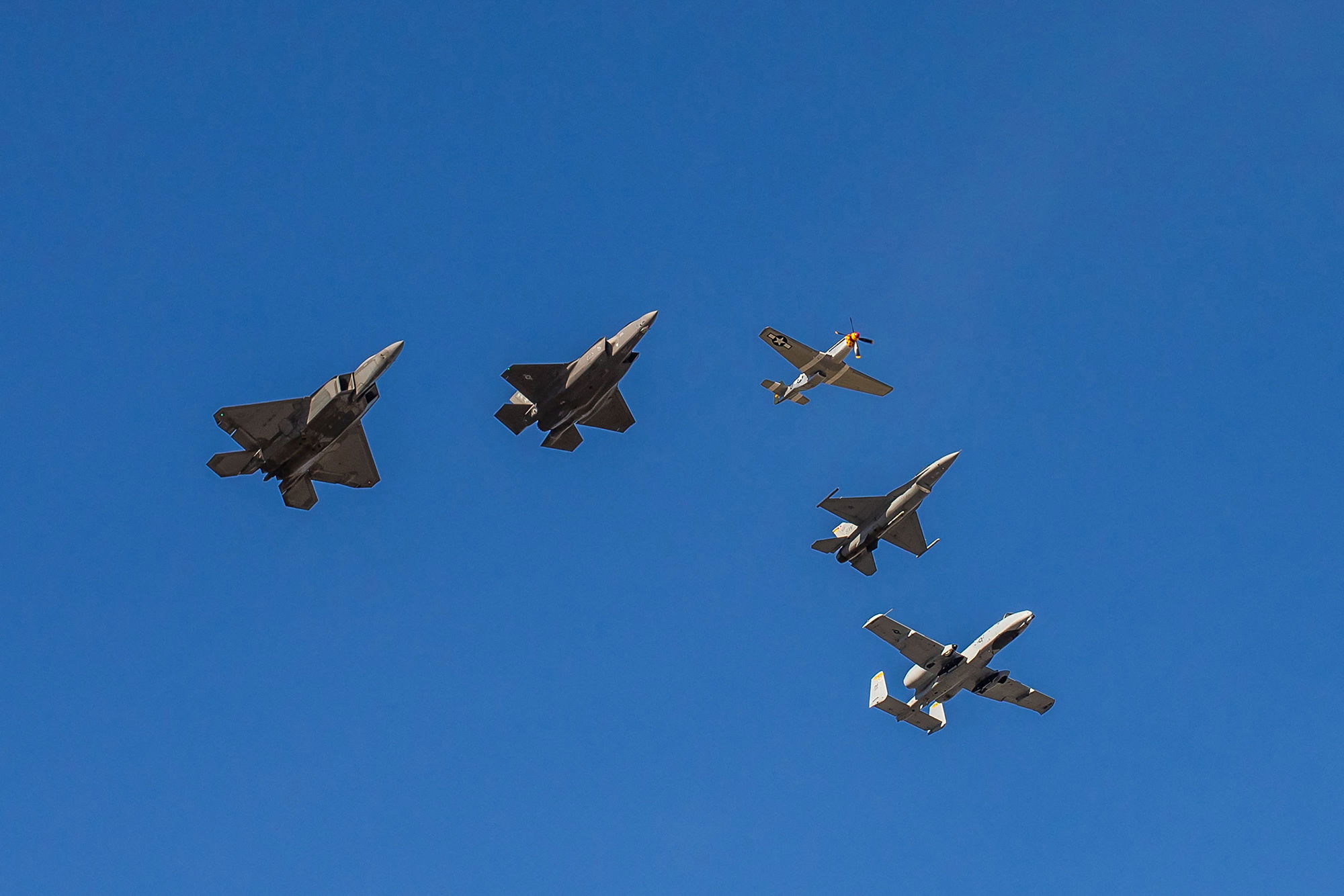 Un raro sobrevuelo antes del partido marca el 75º aniversario de las Fuerzas Aéreas de EE.UU.