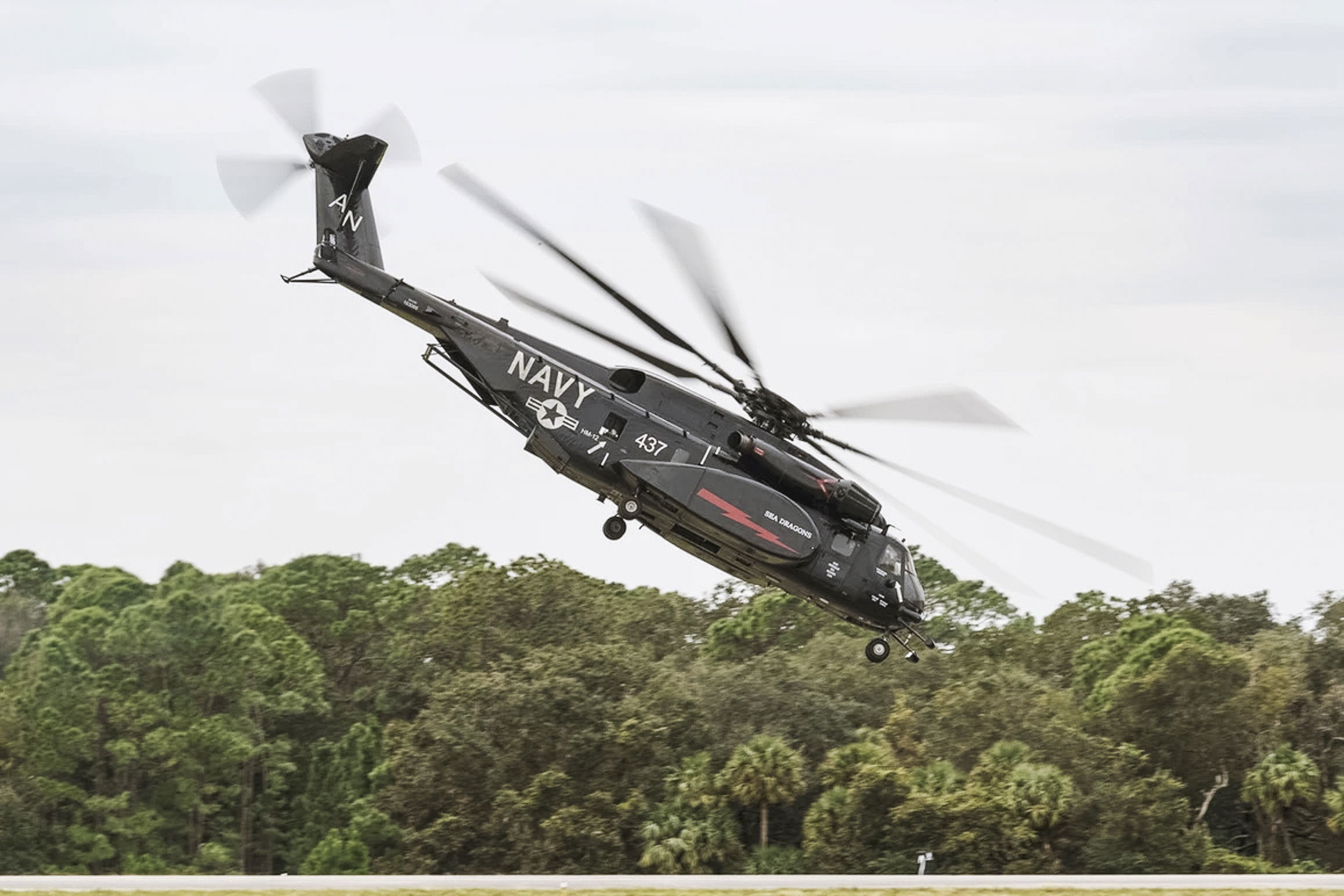 US Navy MH-53E Sea Dragon flies to museum home